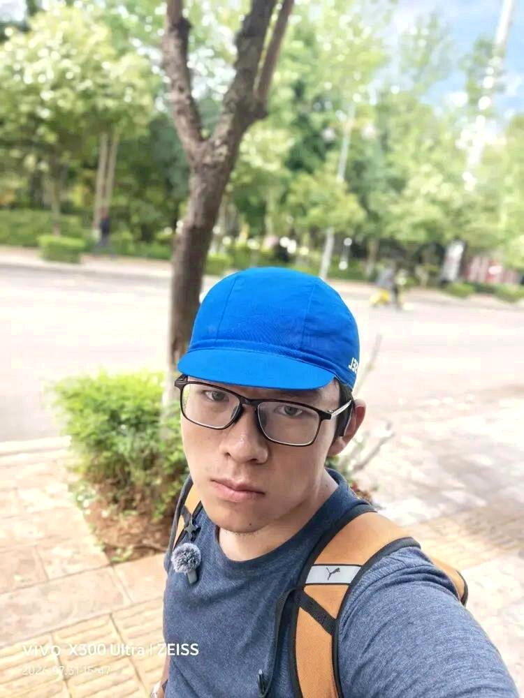 昆明小伙李俊辰骑单车去北京外国语大学报导,全程3300公里,花了35天。(取材自...