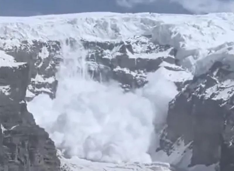 新疆慕士塔格峰2号冰川近日突发雪崩,大量冰雪从峰顶沿山体倾泻而下,瞬间形成上百公...
