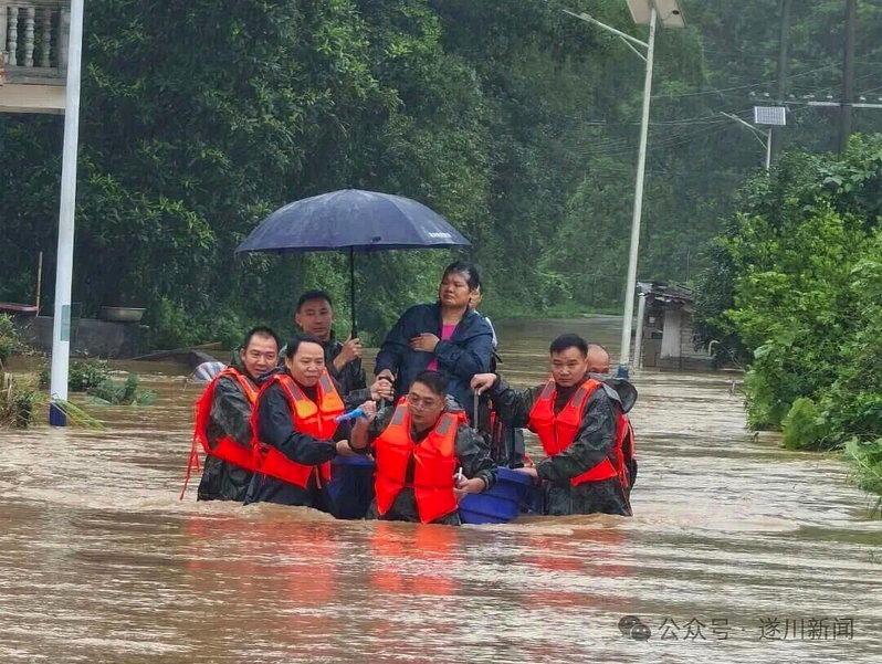 受台风「沙德尔」持续强降雨影响，中国江西省遂川县发生土石流及多起山体滑坡灾害。（...
