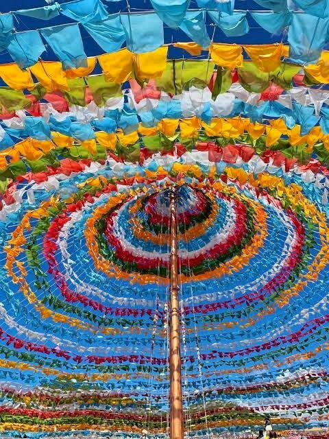 香格里拉当局回复本报称,包括旅拍热点「五彩哈达大经幡」在内的至少逾10处仿造经幡...