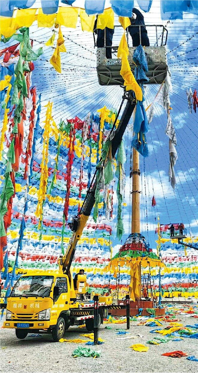 云南香格里拉多个具有藏传佛教色彩的「大经幡」景区近期陆续清拆,其中旅拍热点「五彩...