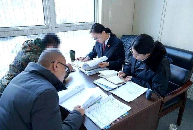 检察官询问申请人顾先生(左一),厘清遭冒名借款案情。(取材自上观新闻)