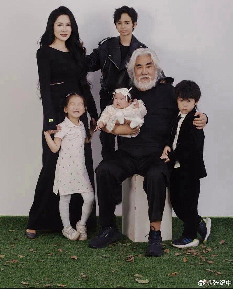 张纪中夫妇的家庭在八年内添加了四名成员。(取材自微博)