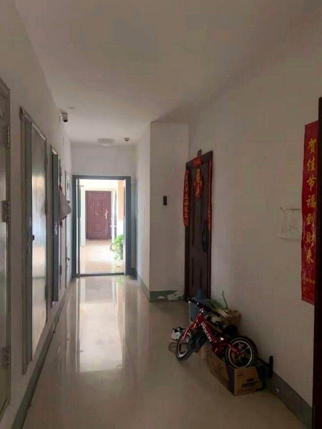 山东菏泽两户购买「学区房」的业主,孩子遭学校拒收。(取材自潇湘晨报)