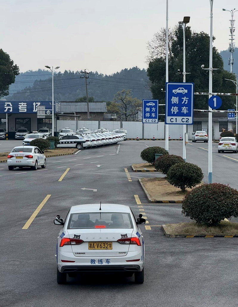 图为学员在驾校练车一景。(取材自微博)
