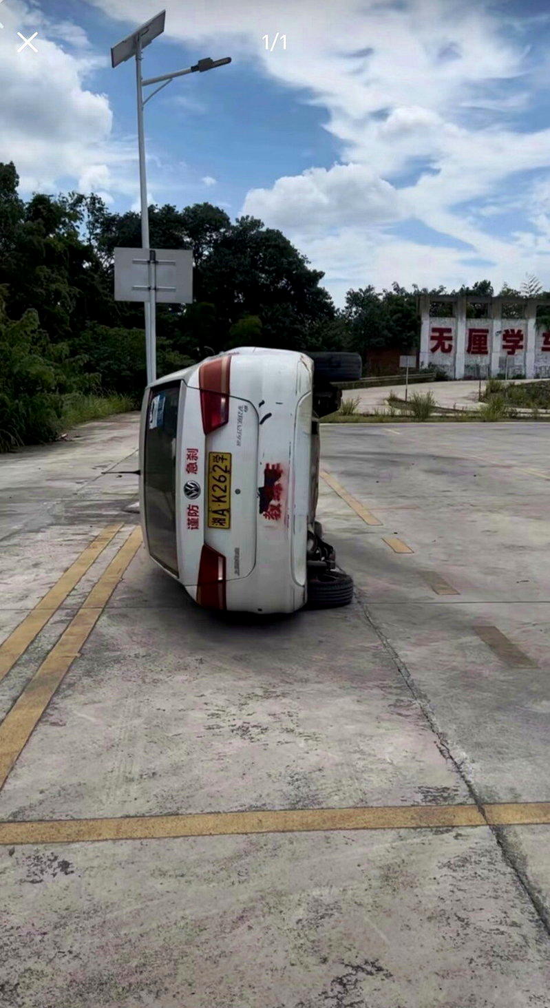 有的驾校教练为什么会脾气不好?有人说,看看这台被学员开翻了的车就能体会一二。(取...