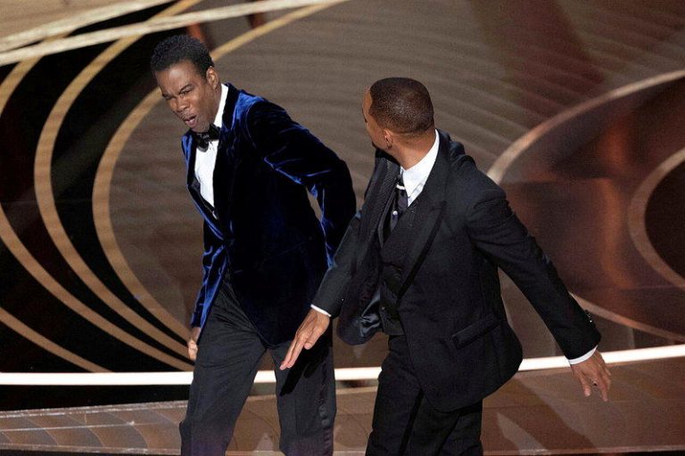 克里斯洛克（左）2022年在奥斯卡颁奖典礼遭威尔史密斯（Will Smith）当...