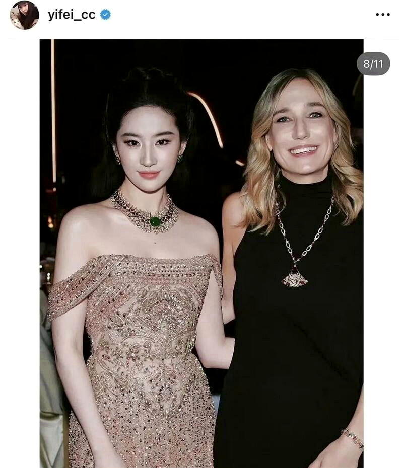 刘亦菲(左)分享的照片只有她和品牌品牌CEO Laura Burdese,裁掉越...