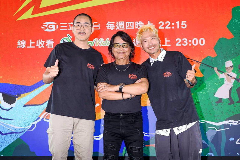 食鱼料理达人ELI(左起)、沈文程和KID林柏升出席三立「宝岛渔很大」首映记者会...