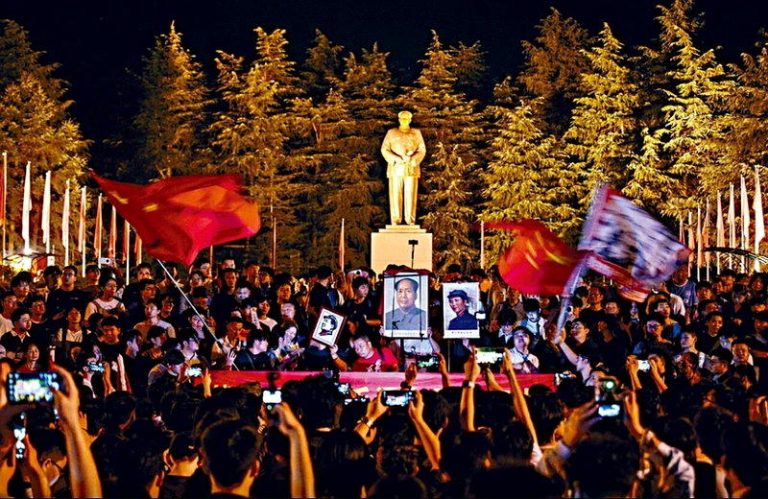 大批民众聚集在毛泽东铜像广场举办纪念活动。(视频截屏)