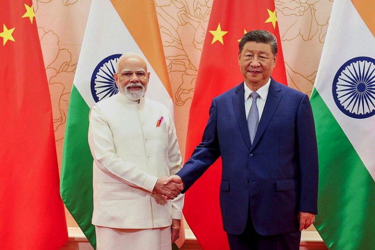 习近平周末 将赴印度出席金砖国家领导人会晤 中国国家主席习近平(右)9月12日至13日出席在印度举行的金砖国家会议,这是他暌...