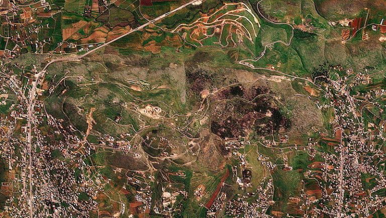 卫星影像显示黎巴嫩南部阿里塔赫山脊3月8日遭到破坏。路透