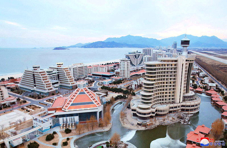 北韩官方朝鲜中央通信社公布的照片显示,元山新建的葛麻海岸旅游区全景,摄于2024...