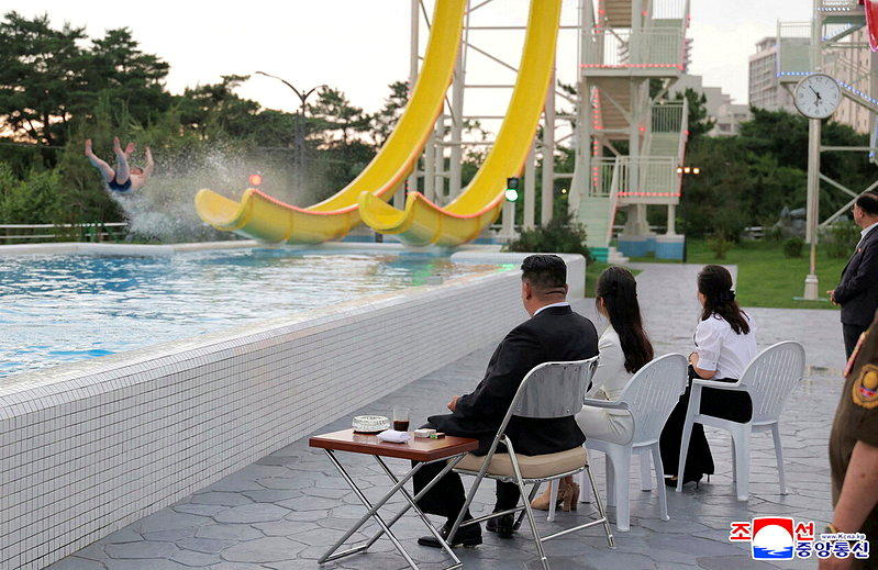 北韩领导人金正恩与女儿金主爱2025年6月24日出席元山葛麻海岸旅游区竣工典礼,...