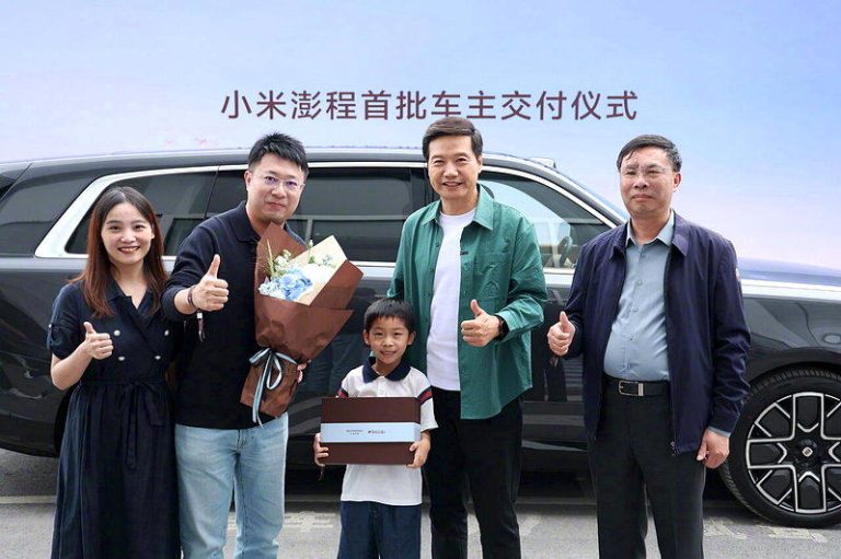 小米新车款交付 雷军又帮车主开车门 民众爬墙看热闹 雷军(右二)出席小米澎程首批车主交付现场。(取材自微博)