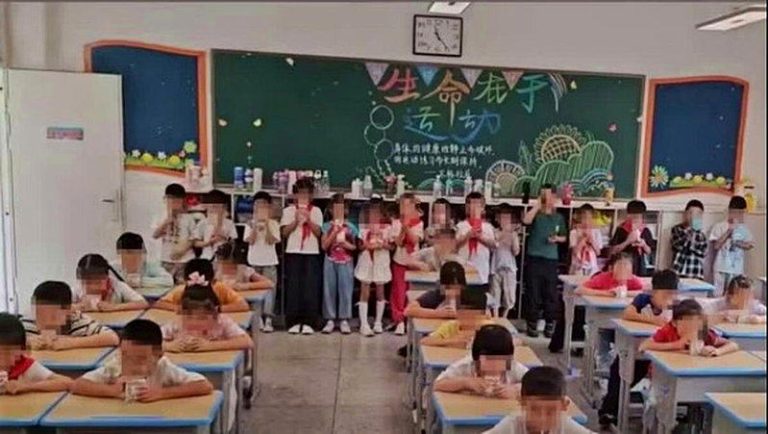 近日，湖北武汉江夏区康宁路学校一段 「订奶孩子坐着喝，没订的后排站着喝水」的视频...