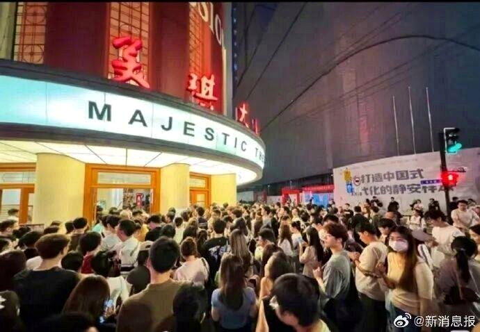 付航脱口秀上海专场因1300张票中近1000张是黄牛票,检票时大批观众被拦在门外...