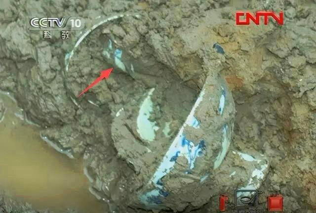 文物出土画面。(取材自潇湘晨报)