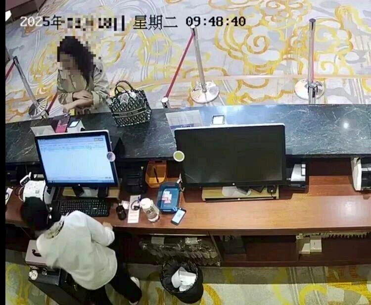 王某以皮肤过敏为由,要求酒店退款。(视频截屏)