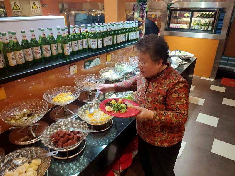老人如今是比格自助式餐厅的重要目标消费者。(取材自小红书)