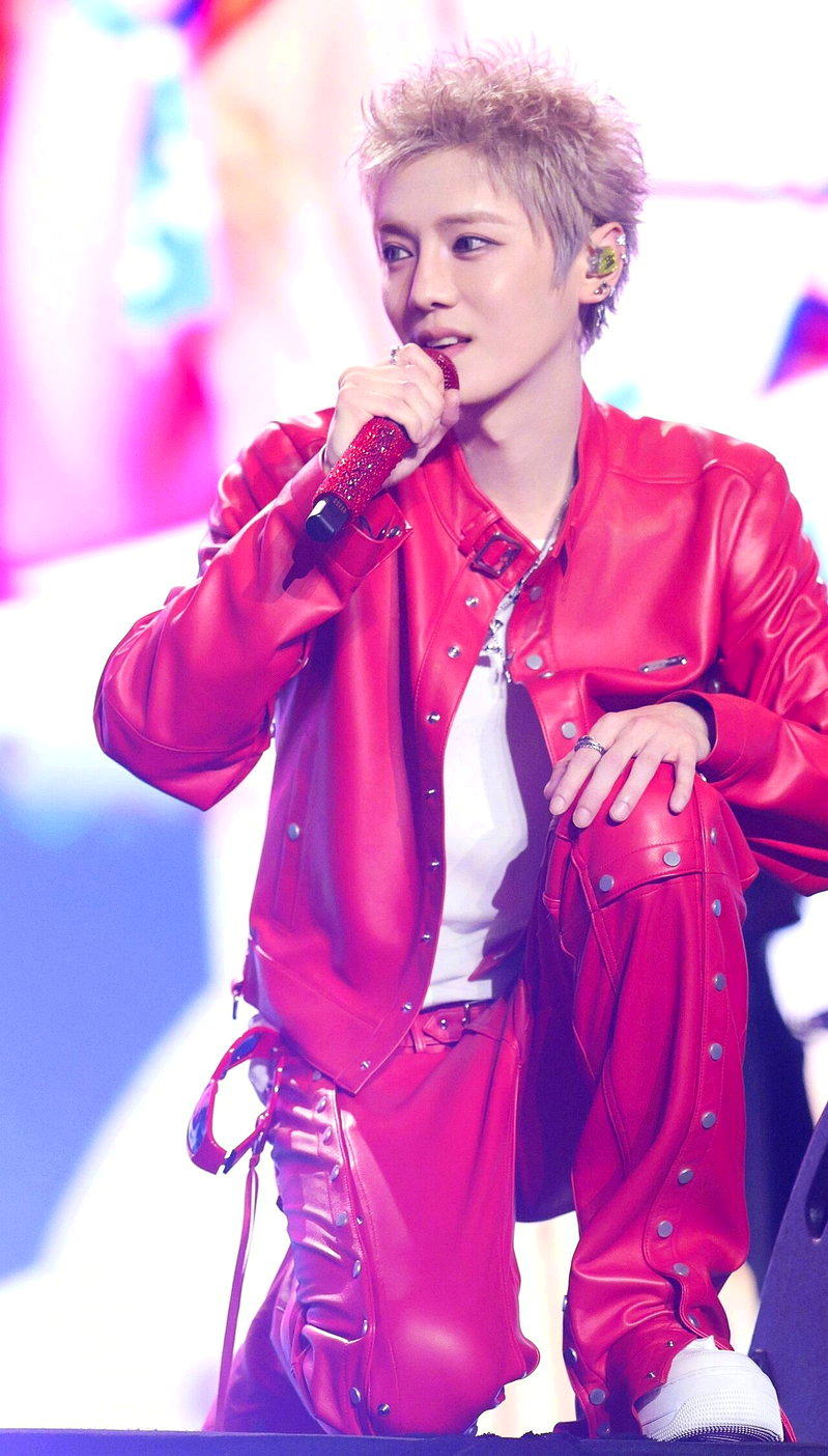 鹿晗被发现在张碧晨私人生日派对上露面。(取材自微博)