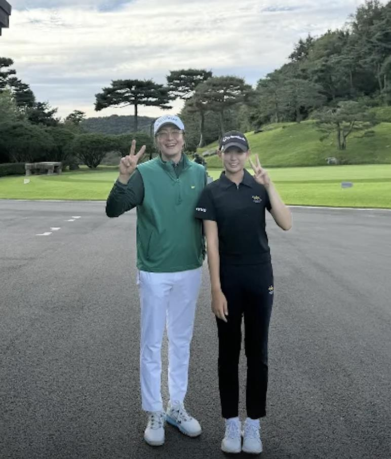 54岁裴勇俊(左)近况曝光。(取材自Instagram)
