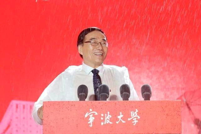 宁波大学校长蔡荣根开学演说登上热搜。(取材自观察者网)