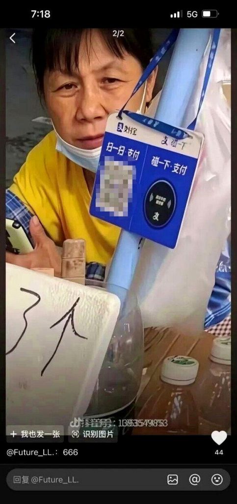 网友拍到的「梅姨」谢家梅，当时正在街头摆摊售卖芒果。（取材自津云）