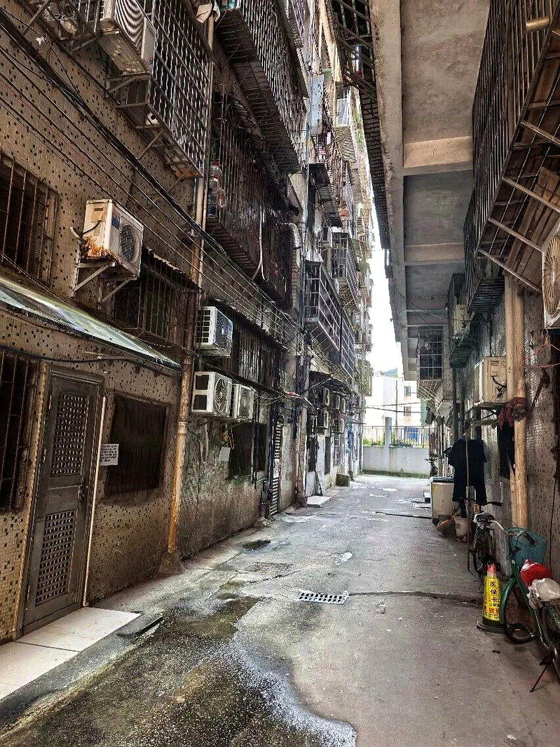 广州白云麦地西街一带的城中村「握手楼」，楼房密集、巷弄狭窄。（引自津云）