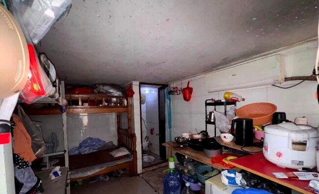 「梅姨」谢家梅落网前租住的出租屋，屋内空间狭小、陈设简陋。（取材自南方日报）