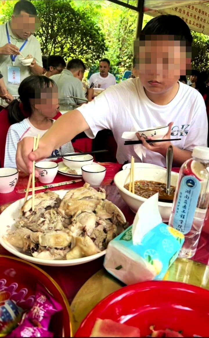 湖南交通工程学院摆600桌宴席,新生和家人吃得十分开心。(视频截屏)
