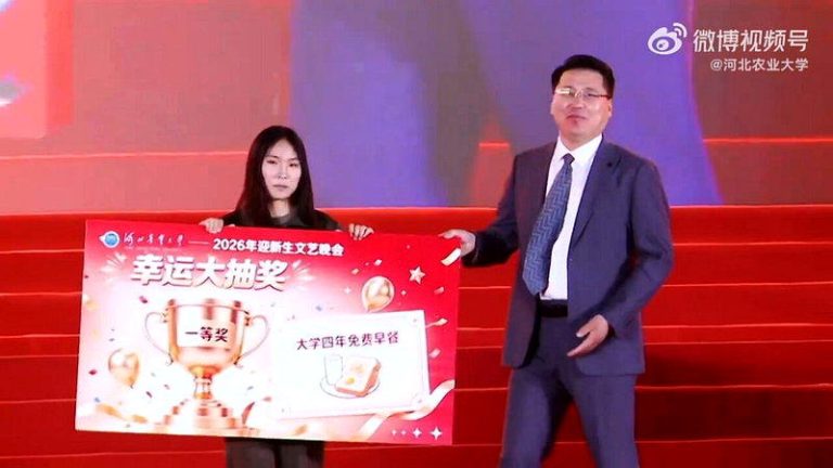 河北农大迎新大奖 送4年早餐券 网友笑:另类强迫早起 河北农业大学农学院一名大一新生幸运抽中四年免费早餐。(取材自微博)