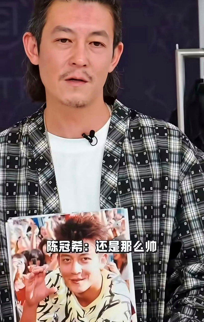 面对屡屡被调侃「断崖式衰老」,陈冠希在直播中坦荡回应。(取材自微博)