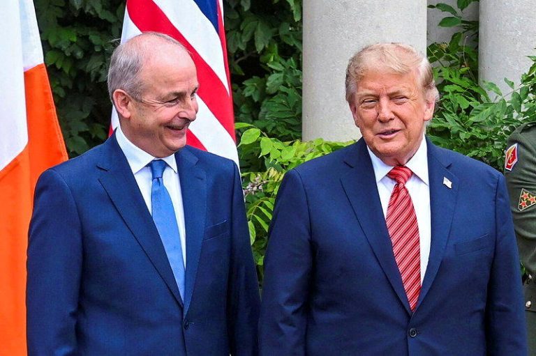 美国总统川普访问爱尔兰，连续两天表态支持爱尔兰统一。左为爱尔兰总理马丁。（路透）