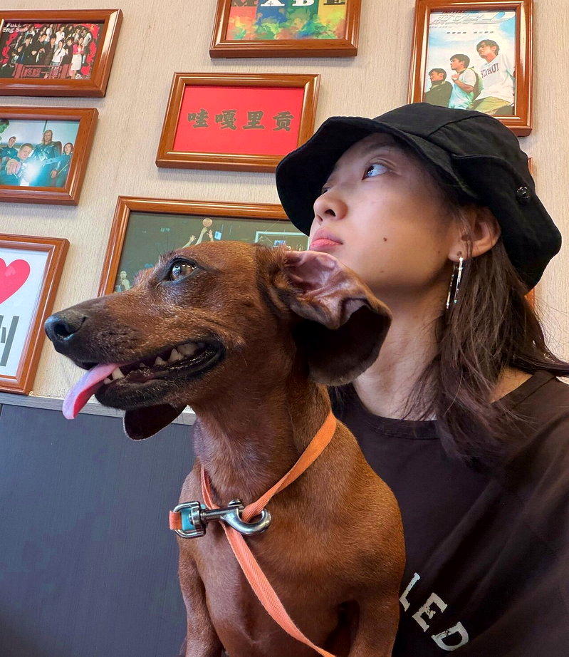 孙千常常分享她和爱犬「小狗」的合影。(取材自微博)