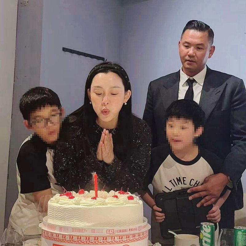 范玮琪(左二)跟老公陈建州及2个儿子，一家四口感情融洽。(图／摘自IG)