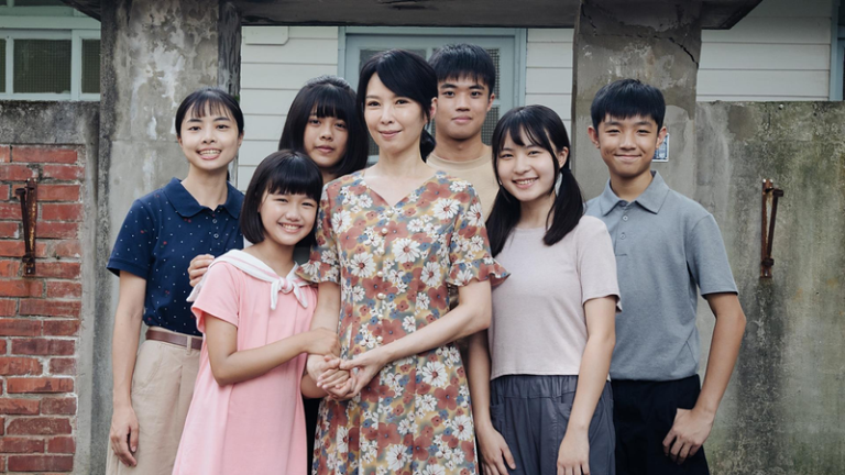 天心（中）在「我们六个」中演活坚毅妈妈。(图／大爱电视提供)