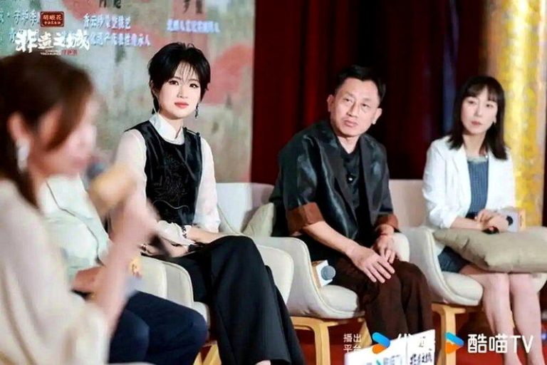 任正非全家失联?女儿姚安娜公开现身 谣言不攻自破 「非遗之城.守护季」由姚安娜(左二)继续担任「非遗体验官」。(图/取自济南时报)