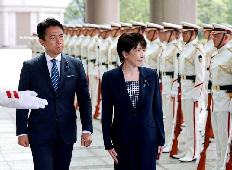 日本首相高市早苗（右）与防卫大臣小泉进次郎（左），2日在东京举行的自卫队高级干部...