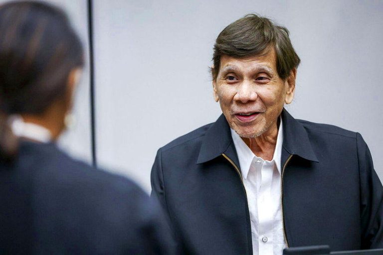扫毒战争涉犯违反人道罪 杜特蒂海牙首度亲自出庭 菲律宾前总统杜特蒂(Rodrigo Duterte)16日身穿深色西装、白衬衫,...