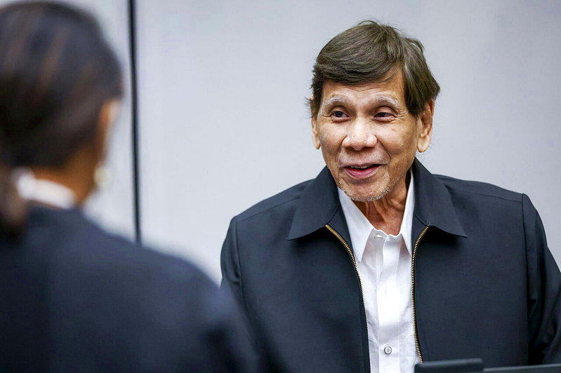 菲律宾前总统杜特蒂(Rodrigo Duterte)16日身穿深色西装、白衬衫,...