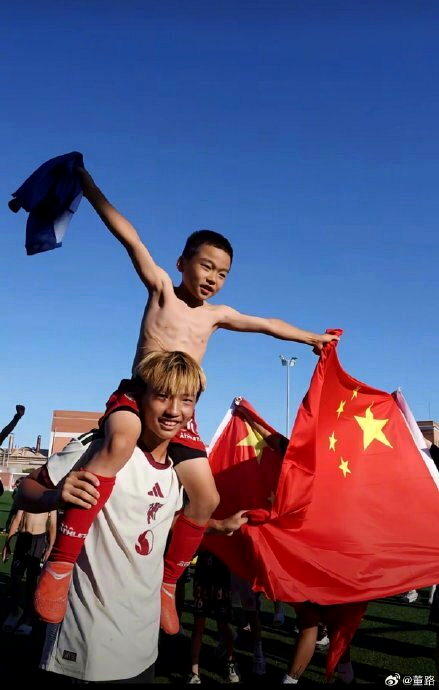 「中国足球小将」2018队在西班牙Brava杯九战全胜夺冠。(取材自微博)