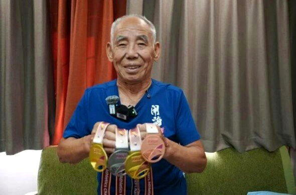 吕明璞展示奖牌。(取材自大众网)