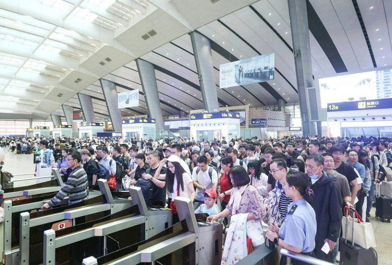 中秋+国庆假期「最强请假法」来了 连休13天比春节还久 中国今年中秋与国庆假期中间只隔三个上班日,网友疯传最强请假法,可以连休13天,带...