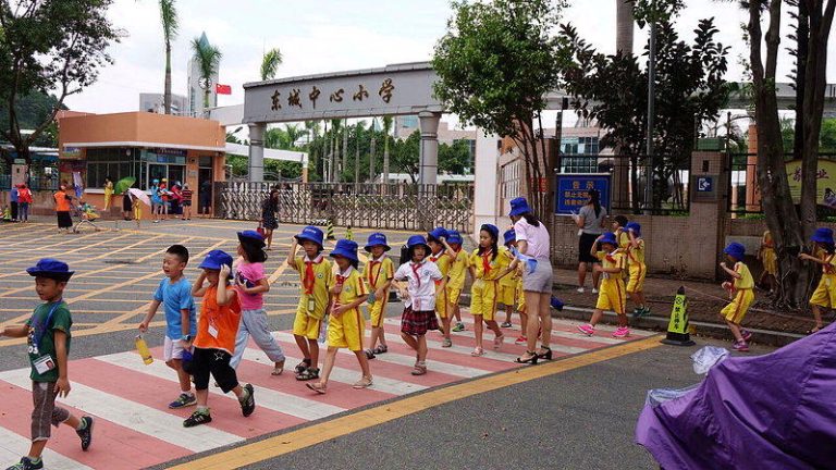 中国人口连4年负增长 广州多校教师遭提前解约 中国出生人口锐减,新学期开始,广州多个区传出众多合约制教师遭解聘。(本报数据照片...