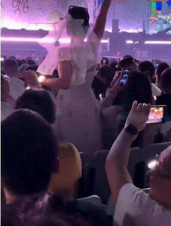 情侣在演唱会进行求婚,却因阻碍其他观众而被要求坐下。(取材自微博)