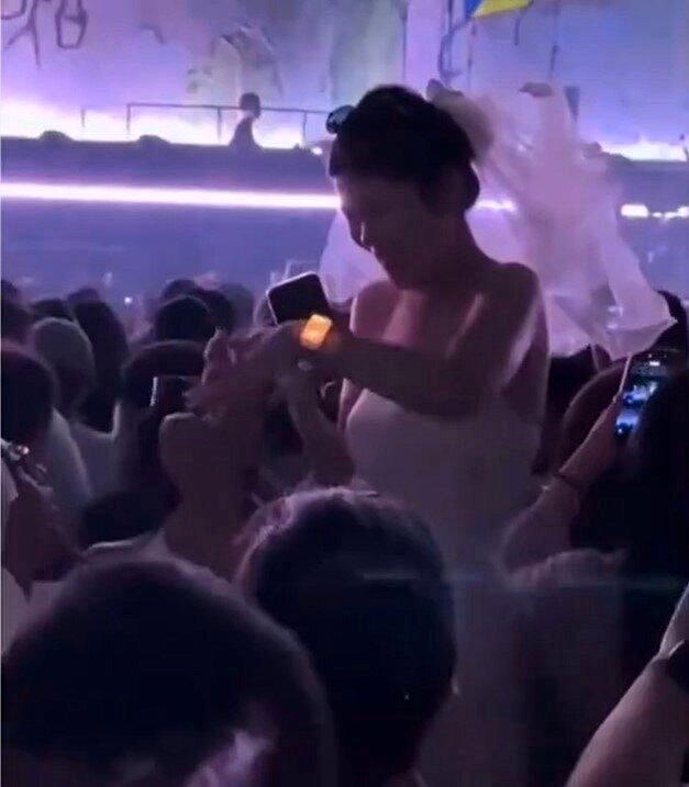情侣在演唱会进行求婚,被其他观众砲轰。(视频截屏)