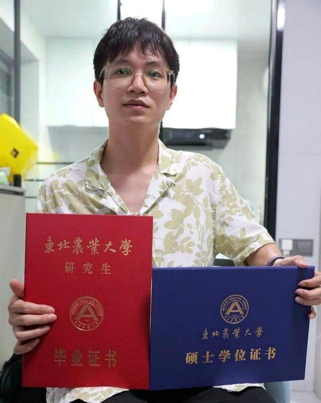 小缪向记者展示他的研究生毕业证书和硕士学位证书。(取材自海报新闻)
