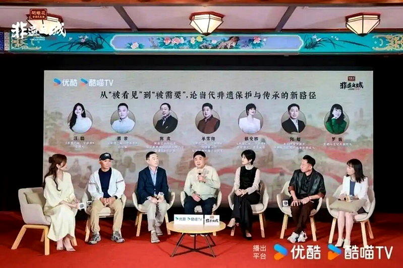 华为创办人任正非女儿姚安娜(图右三)14日在北京出席一场记者会,让近日有关任正非...