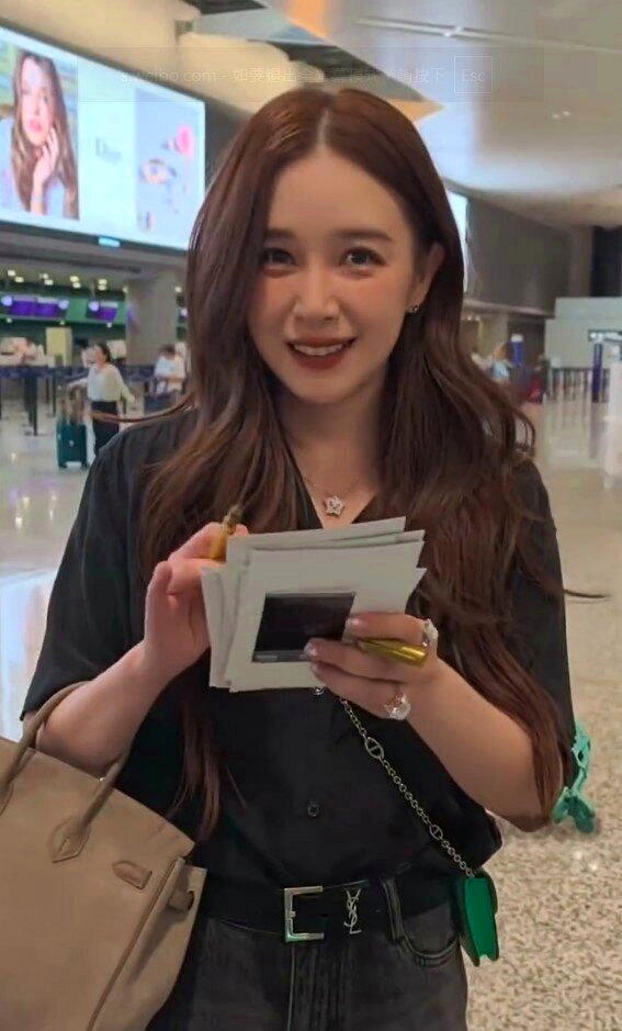 阚清子多次被拍到身背2个爱马仕包。(视频截屏)